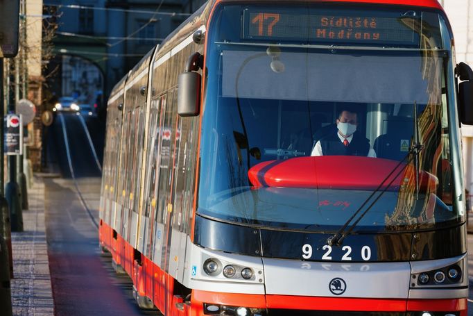 Někteří řidiči tramvají roušky nosili, jiní ne. Od pátku 10. dubna mají výjimku