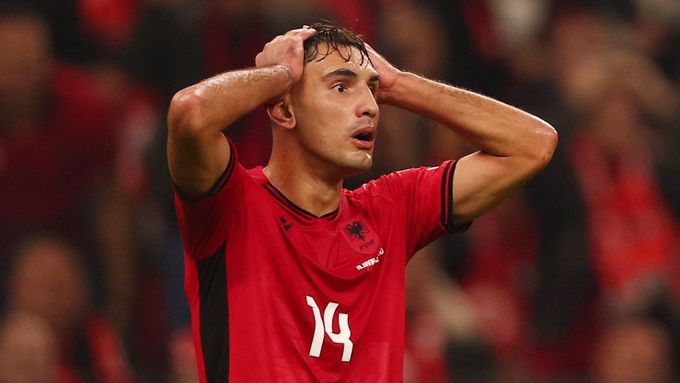 Nedávný záložník pražské Sparty Qazim Laci může být s albánskou reprezentací soupeřem českého týmu v semifinále play off o postup na MS.