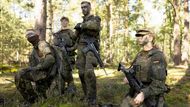 Vojáci Bundeswehru při bojové poradě na cvičišti Döberitzer Heide v Německu.