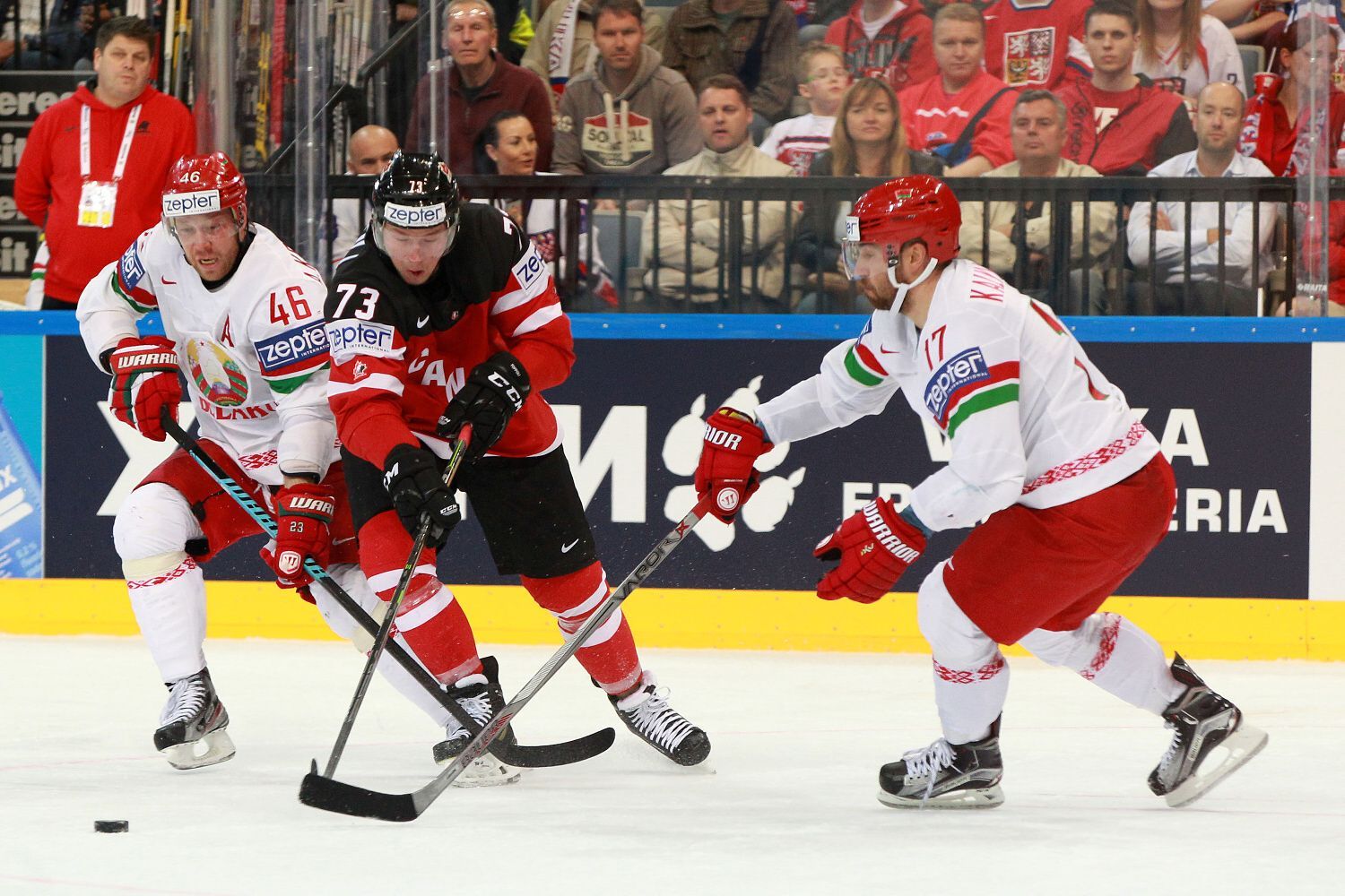 MS 2015, Kanada-Bělorusko: Tyler Toffoli (73) - Andrej Kosticyn (46) a Alexej Kaljužnyj
