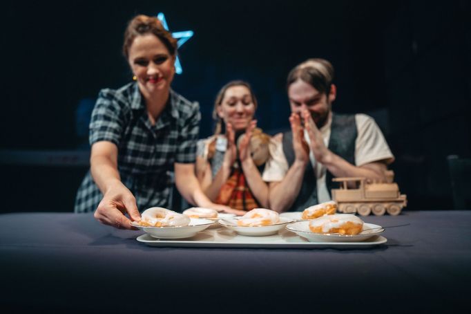 Motiv otrávených věnečků z místní cukrárny hraje v románu i v inscenaci Hana důležitou roli.