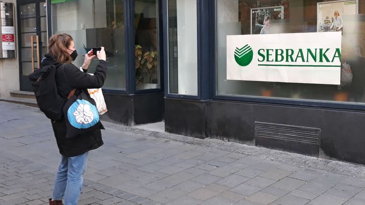 Ruská Sebranka. Aktivisté vylepili do výloh Sberbank v Brně hanlivé nápisy; Zdroj foto: ČTK