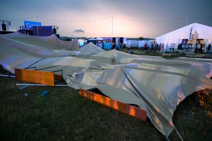 Na snímku z pátečního večera jsou následky silné bouřky, která zasáhla druhý den festivalu Pohoda v Trenčíně.