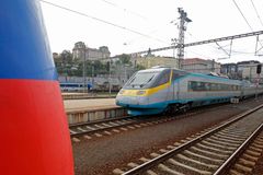 Porucha na koridoru způsobila velká zpoždění vlaků na Pardubicku, na hodinu a půl vypadl proud