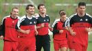 Zleva Tomáš Šilhavý, Jan Suchopárek, Radek Černý, Tomáš Kuchař a Filip Stibůrek během tréninku na stadiónu v pražském Edenu. Rok 2002