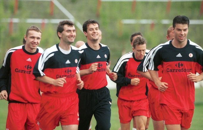 Zleva Tomáš Šilhavý, Jan Suchopárek, Radek Černý, Tomáš Kuchař a Filip Stibůrek během tréninku na stadiónu v pražském Edenu. Rok 2002