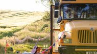 Školní autobus, nejčastěji ten žlutý americký typ Blue Bird nebo Thomas Built, je dnes pro mnoho lidí víc než jen nostalgická připomínka filmů a seriálů z 90. let.