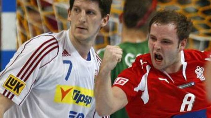 Dán Lars Rasmussen (vpravo) se raduje z gólu v české síti. Vedle něj stojí Dan Kubeš.