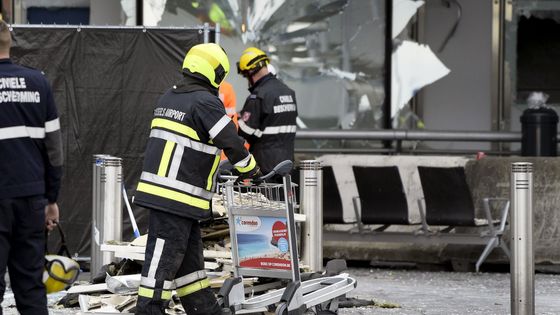 Foto: Vysklená okna, zničená příletová hala. Letiště Zaventem po útocích stále zeje prázdnotou