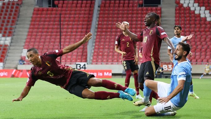 Belgičtí fotbalisté Youri Tielemans a Jeremy Doku, za Izrael je v souboji Sagiv Jehezkel.