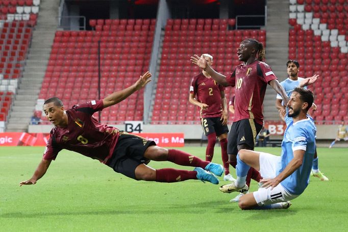 Belgičtí fotbalisté Youri Tielemans a Jeremy Doku, za Izrael je v souboji Sagiv Jehezkel.