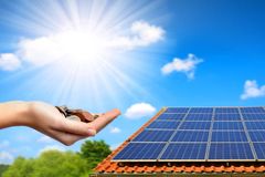 Výroba vlastní elektřiny se vyplatí. S instalací fotovoltaiky proto neotálejte!