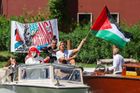 A také propalestinskými protesty. Herečka Anna Foglietta mává palestinskou vlajkou na motorovém člunu spolu s dalšími aktivisty na podporu Palestinců v Gaze a globální flotily Sumud během 82. filmového festivalu v Benátkách.