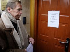 Václav Havel nese dopis žádající propuštění Liou Siao-poa na čínské velvyslanectví v Praze.