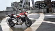 MV-Agusta Stradale 800 - Luxusní italský stroj s vysokým výkonem 84,5 kW a lehčí hmotností 181 kW je v Česku poměrně raritou. Není divu, vyjde na cca 355 tisíc korun (podle přepočtu z eura).