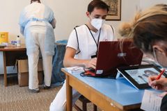 Podzimní vlna covidu už se bude podobat chřipce, věří šéf vakcinologů Chlíbek