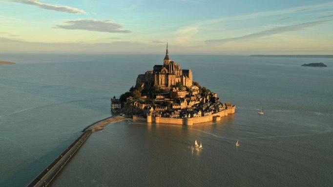 Klášter Mont-Saint-Michel ve francouzské Normandii byl postaven před 1000 lety.