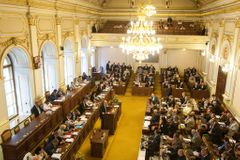Sněmovní výbor doporučil zvýšit poslanecký plat o 8100 korun