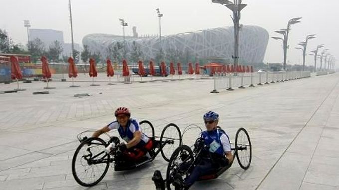 Na lidi se zdravotním postižením lze v Pekingu narazit výhradně na olympijských sportovištích a ve vesnici. Na ulici ne.