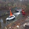 V pátek odpoledne zasahovali pražští hasiči u Botiče ve Vršovicích. Auto tam sjelo do potoka