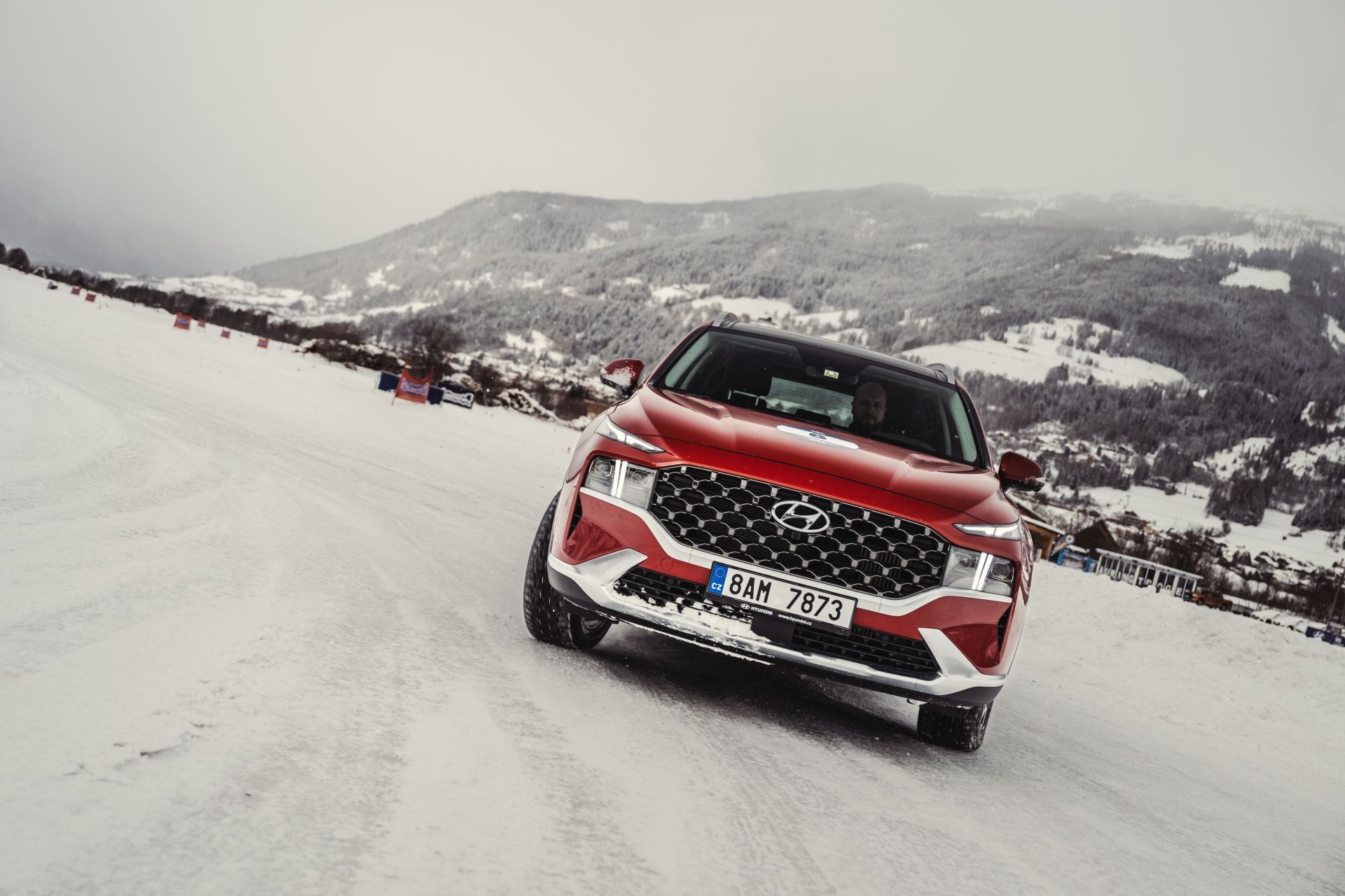Hyundai SUV na sněhu