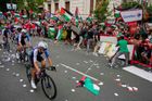 Propalestinští aktivisté rozpoutali zuřivý chaos, etapu Vuelty nepustili do cíle