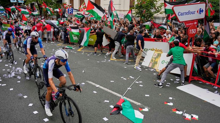 Propalestinští aktivisté rozpoutali zuřivý chaos, etapu Vuelty nepustili do cíle; Zdroj foto: ČTK