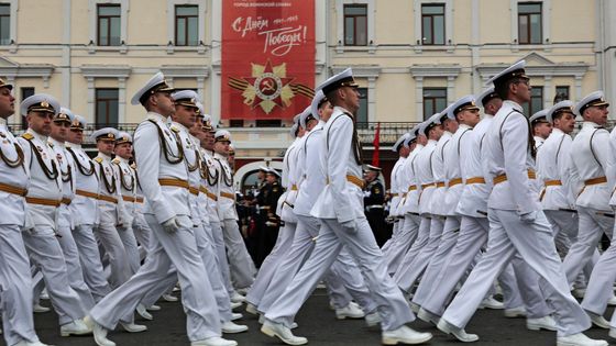 "Nepřepisujte naši historii." Rusové pojali přehlídku v Moskvě jako vzkaz Západu