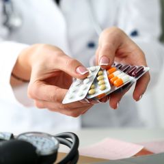 doktor, léky, předpis, ilustrační snímek, závislost, odvykání, prášky, tablety, zdraví