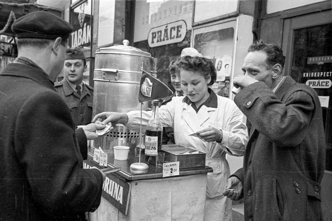 Pouliční prodavačka na Václavském náměstí během prvomájového průvodu. Rok 1956