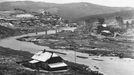 Fotografie ukazuje výstavbu vodní nádrže a elektrárny Lipno, významného díla z roku 1959, které dodává energii a poskytuje rekreační možnosti.