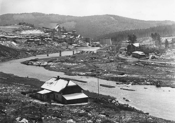 Fotografie ukazuje výstavbu vodní nádrže a elektrárny Lipno, významného díla z roku 1959, které dodává energii a poskytuje rekreační možnosti.