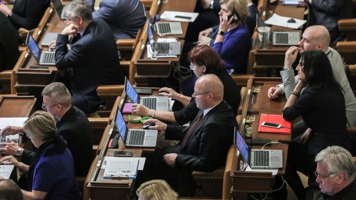 Ani kdyby covid-19 složil celé ANO, opozici by to příliš nepomohlo, říkají právníci