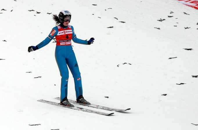 Další Češka Vladěna Pustková svůj tréninkový skok zvládla. Krátce po ní byl polední trénink odložen na večer.