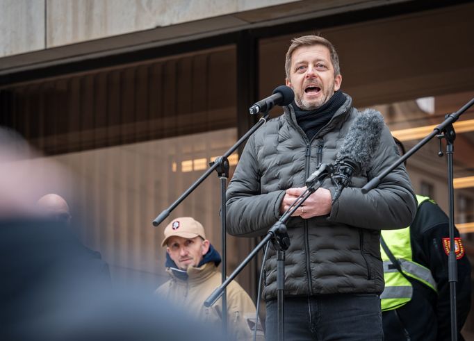 Ministr vnitra Vít Rakušan (STAN) před demonstranty za lepší podmínky pro bezpečnostní sbory, 21. listopadu 2024