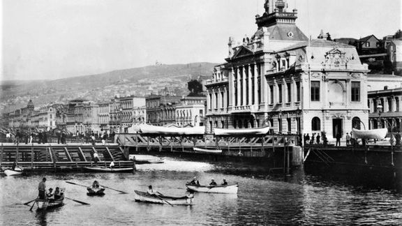 Lazarův otec v románu odplouvá do chilského Valparaísa. Na fotografii Teodora Kuhlmanna z roku 1888.