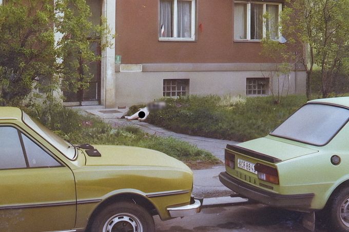 Místo nálezu zavražděné lékařky Věry F. v Zelenečské ulici v Hloubětíně, 4. května 1985. Byla druhou obětí spartakiádního vraha Jiřího Straky.