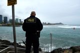 Policie objíždí ostrovy, varuje plavce a surfaře před velkými vlnami, které mohou dosahovat až šestimetrové výšky. Hurikán postupuje z jihu na sever a postupně se podle NHC bude podél souostroví stáčet na západ.