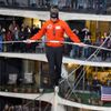 Provazochodec Nik Wallenda přešel v Chicagu po laně mezi mrakodrapy ve 150 metrech poslepu a bez jištění