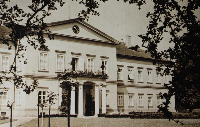 Dobová fotografie zámku v Panenských Břežanech u Prahy, kde Reinhard Heydrich s rodinou žil.