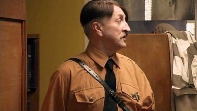 Dějepisář Zola (Oldřich Navrátil) v převleku za Hitlera v seriálu Základka.