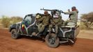 Malian soldiers leave Timbuktu in a pickup truck January 31, 2013. Mali's president offered Tuareg rebels talks on Thursday in a bid for national reconciliation after a French-led offensive drove their Islamist former allies into mountain hideaways. REUTERS/Benoit Tessier (MALI - Tags: POLITICS CIVIL UNREST CONFLICT MILITARY) Published: Led. 31, 2013, 8:26 odp.