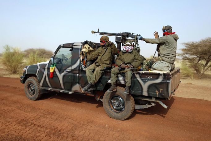 Malian soldiers leave Timbuktu in a pickup truck January 31, 2013. Mali's president offered Tuareg rebels talks on Thursday in a bid for national reconciliation after a French-led offensive drove their Islamist former allies into mountain hideaways. REUTERS/Benoit Tessier (MALI - Tags: POLITICS CIVIL UNREST CONFLICT MILITARY) Published: Led. 31, 2013, 8:26 odp.