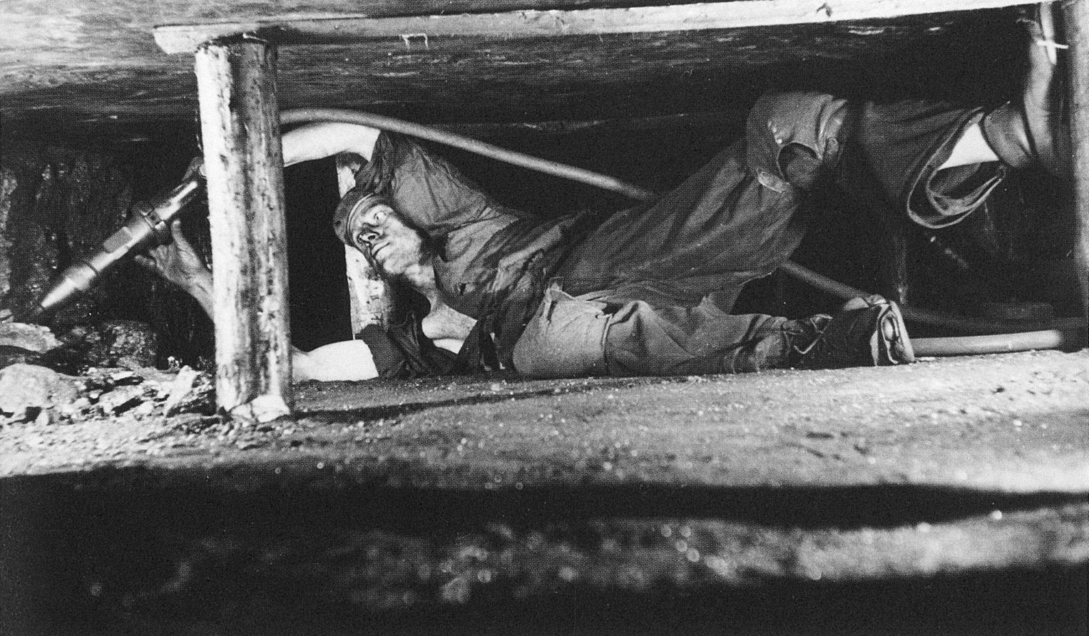 Kniha, Vzhůru dolů - Fotografické album průmyslového a kulturního dědictví uhelného hornictví ostravsko-karvinského revíru, Ostrava, Karviná, hornictví, historie, Magazín, Foto