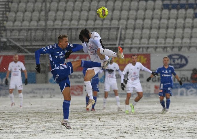 Denis Ventúra z Olomouce (vlevo) v souboji se záložníkem Slovácka Markem Havlíkem