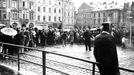 Fotoreprodukce dobového policejního vyšetřovacího spisu k srpnovým událostem v roce 1969.