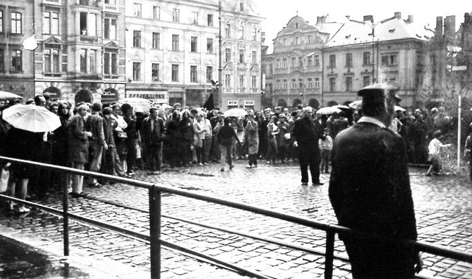 Fotoreprodukce dobového policejního vyšetřovacího spisu k srpnovým událostem v roce 1969.