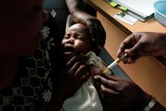 WHO podpořila očkování dětí první vakcínou proti malárii. Má úspěšnost 30 procent