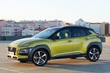 V říjnu Hyundai zveřejnil první ceny k novému malému SUV Kona. Bude se prodávat od necelých čtyř set tisíc, což je na poměry kategorie cena velmi sebevědomá, ale ospravedlnit ji má bohatá výbava. Jde o model s pohonem pouze předních kol, ale v nabídce s výkonnějším motorem bude i čtyřkolka.