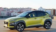 V říjnu Hyundai zveřejnil první ceny k novému malému SUV Kona. Bude se prodávat od necelých čtyř set tisíc, což je na poměry kategorie cena velmi sebevědomá, ale ospravedlnit ji má bohatá výbava. Jde o model s pohonem pouze předních kol, ale v nabídce s výkonnějším motorem bude i čtyřkolka.